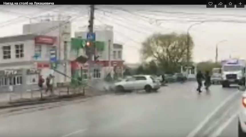 Появились кадры падения сбитого в ДТП столба на женщину в Омске Появились кадры падения сбитого в ДТП столба на женщину в Омске