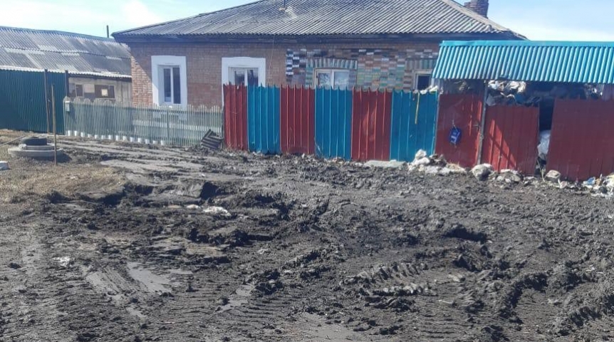 По поручению Геннадия Долматова в Омском районе убрана придомовая свалка пенсионерки По поручению Геннадия Долматова в Омском районе убрана придомовая свалка пенсионерки
