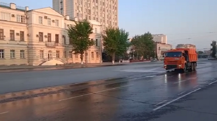 Омские дороги начали мыть экологически чистым шампунем Омские дороги начали мыть экологически чистым шампунем