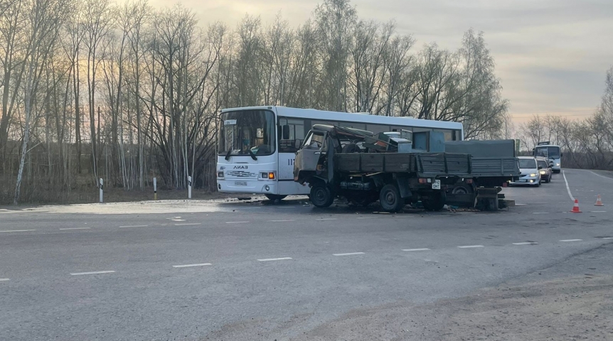 Выяснились подробности ДТП с автобусом и двумя грузовичками под Омском Выяснились подробности ДТП с автобусом и двумя грузовичками под Омском