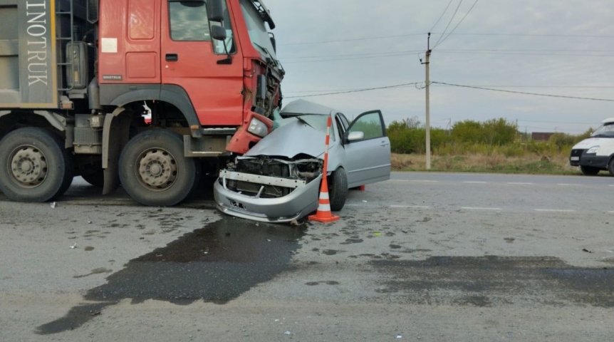 Под Омском в жестком ДТП с большегрузом погиб молодой автомобилист Под Омском в жестком ДТП с большегрузом погиб молодой автомобилист