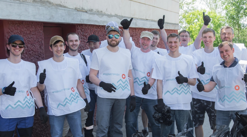 Общество Волонтеры Омского НПЗ вышли на экологическую акцию по уборке берега Иртыша