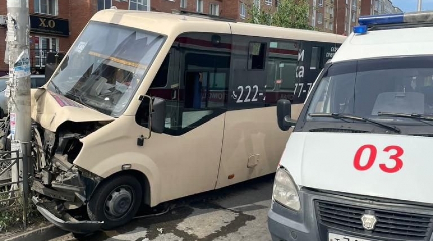 В Омске маршрутка с пассажирами влетела в столб: есть погибший
