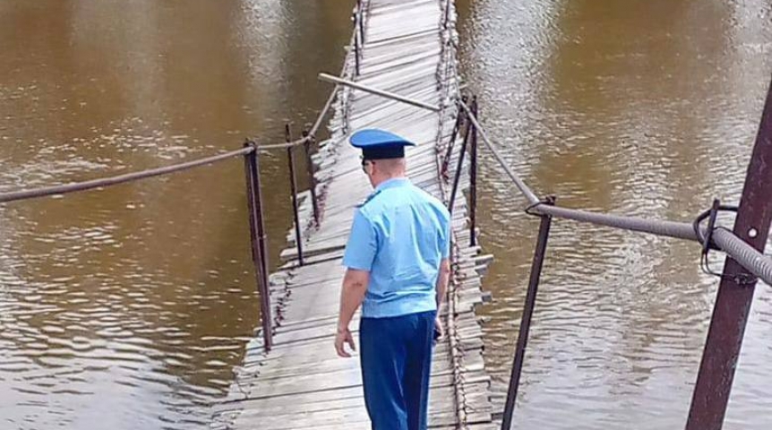 В Омской области покосился и провис мост В Омской области покосился и провис мост