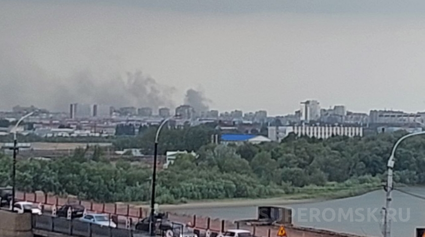 В Омске на всей площади полыхает кровля многоэтажки на Левобережье