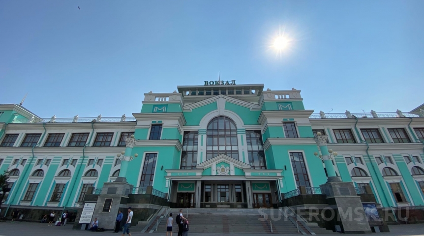 У ж/д вокзала омичка набросилась на мужчину, увидев деньги в кармане его штанов