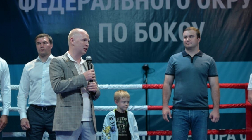 Тищенко показал сыну главы Омской области Хоценко технику боксерского удара Тищенко показал сыну главы Омской области Хоценко технику боксерского удара