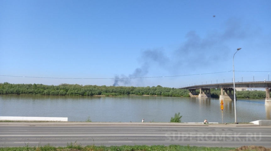 В Омске за Ленинградским мостом крупный пожар В Омске за Ленинградским мостом крупный пожар