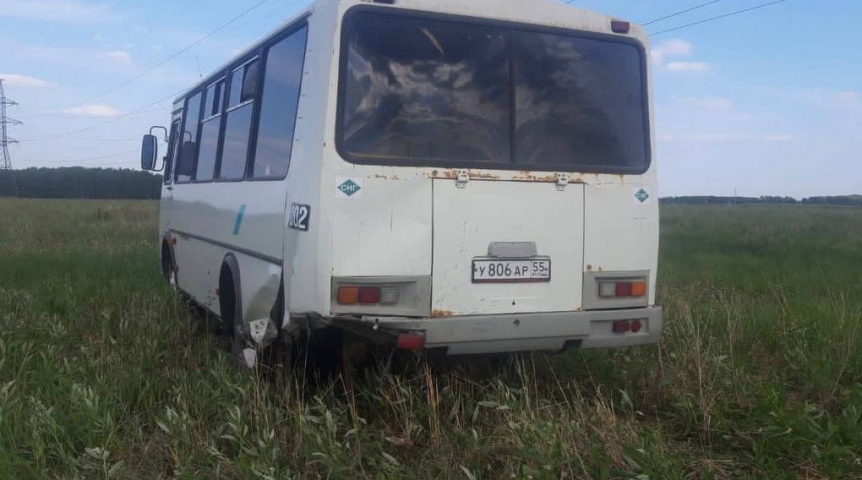 Происшествия в Омске Пассажирский автобус попал в ДТП на трассе под Омском