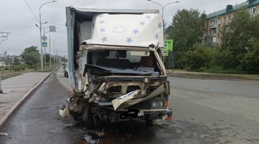 В жестком ДТП с двумя грузовиками на набережной в Омске пострадали два человека
