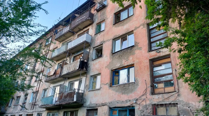 В Омске приступают к расселению «знаменитой» обрушениями пятиэтажки в Нефтяниках