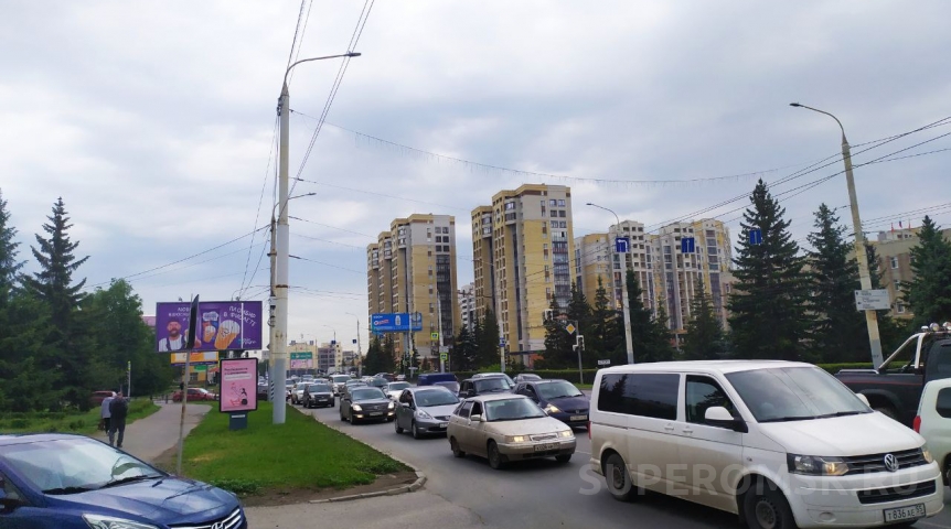 Общество На центральной магистрали Омска из-за ДТП и отключенного светофора собралась крупная пробка
