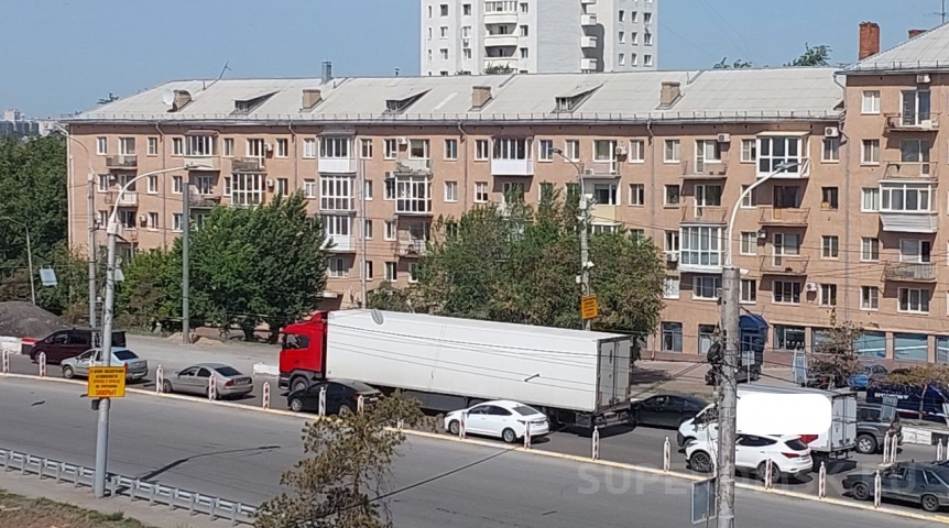 По Ленинградскому мосту в Омске, несмотря на запрет, продолжают ездить грузовики По Ленинградскому мосту в Омске, несмотря на запрет, продолжают ездить грузовики