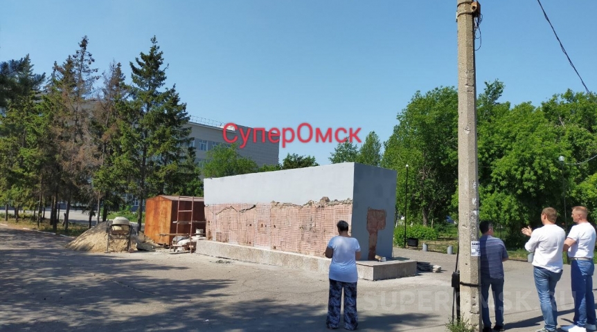 В Омске с постамента у СибАДИ исчез грузовик В Омске с постамента у СибАДИ исчез грузовик