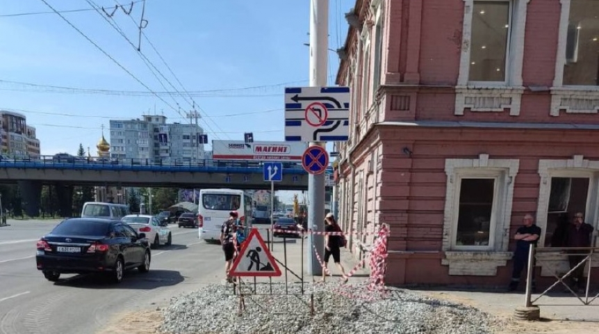Происшествия в Омске Мэр Омска прокомментировал провал асфальта у исторического здания на Красном Пути