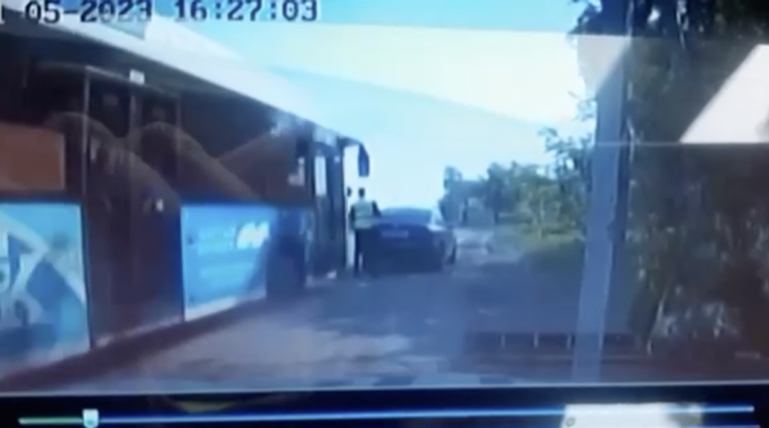 Оглашены обстоятельства наезда автобуса на водителя и инспектора ДПС