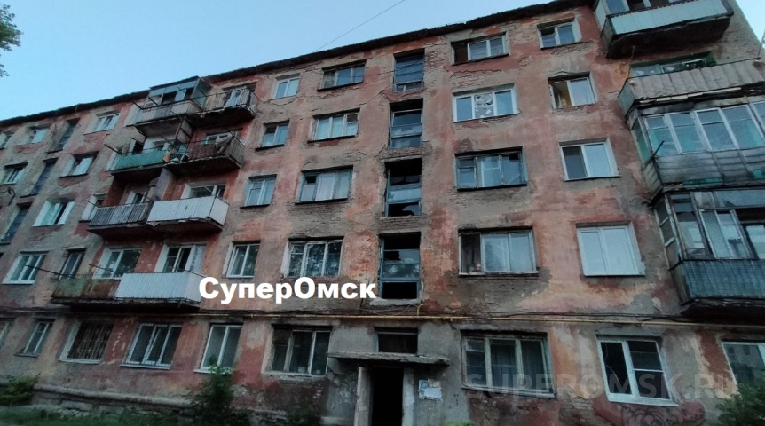 В известной разваливающейся ледяной пятиэтажке под расселение в Омске продолжают жить люди
