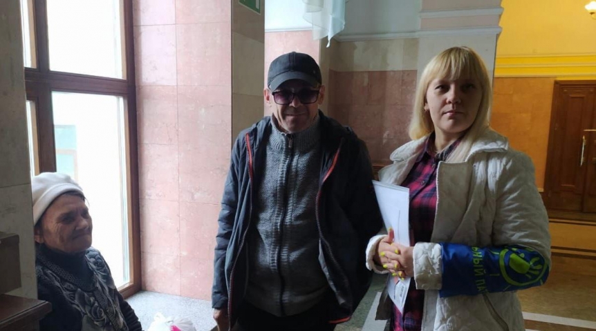 Общество Двум родственникам из-за нехватки денег пришлось проводить ночи на омском ж/д вокзале