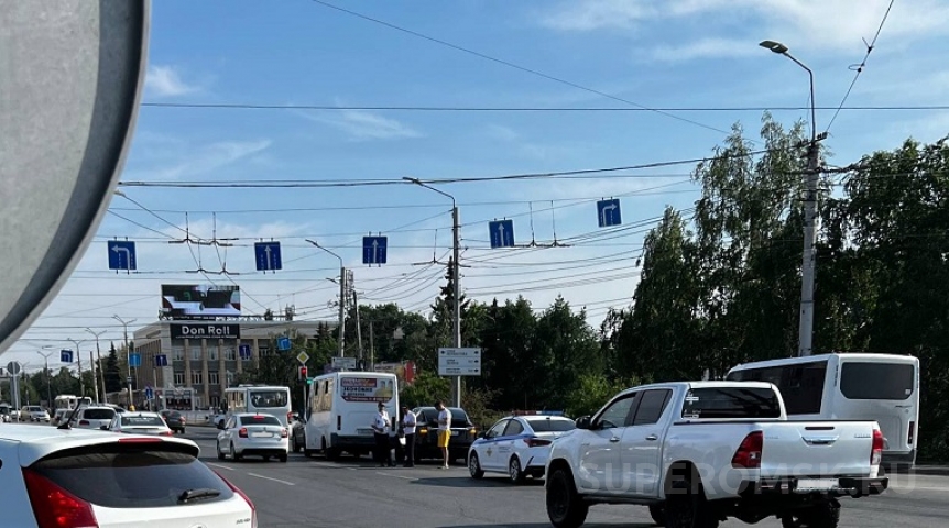 Происшествия в Омске В Омске столкнулись маршрутка и «Тесла»
