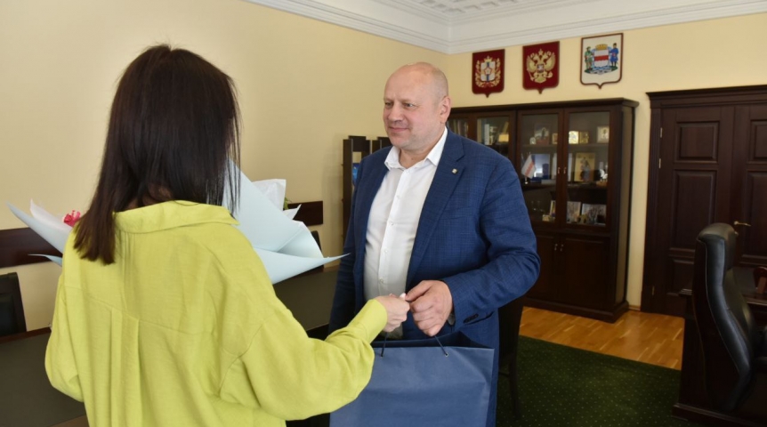 Мэр Омска Сергей Шелест сделал подарок участнику СВО