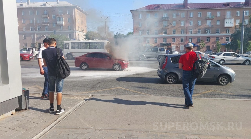 В омской пробке у Ленинградского моста загорелась машина В омской пробке у Ленинградского моста загорелась машина