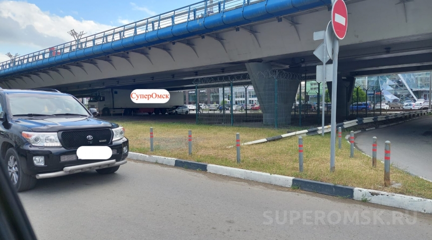 Прорвавшаяся в центр Омска фура застряла под метромостом Прорвавшаяся в центр Омска фура застряла под метромостом