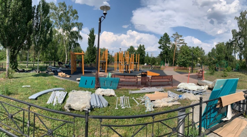На бульваре Победы в Омске устанавливают детскую площадку На бульваре Победы в Омске устанавливают детскую площадку