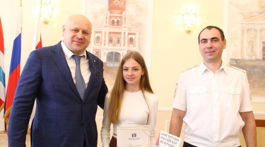 Мэр Шелест и спикер горсовета Корбут вручили паспорта молодым омичам Мэр Шелест и спикер горсовета Корбут вручили паспорта молодым омичам