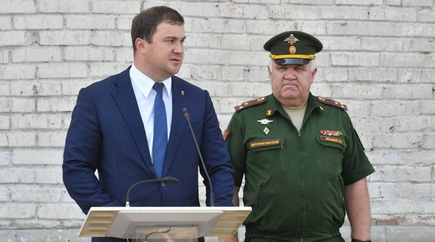 Власть Виталий Хоценко дал напутствие призывникам из Омской области
