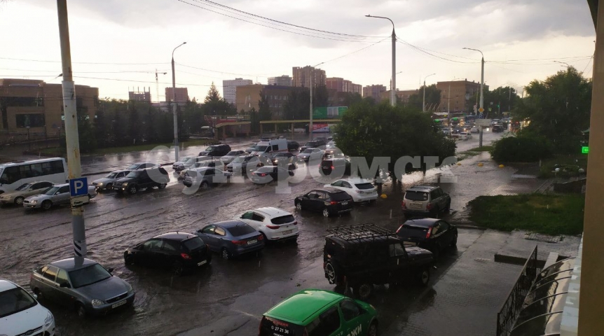 Из-за ливня в Омске затопило центральные улицы Из-за ливня в Омске затопило центральные улицы