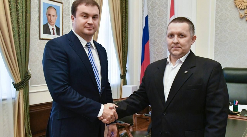 Власть Виталий Хоценко встретился с омским добровольцем Анатолием Черкашиным, отправляющимся к месту службы