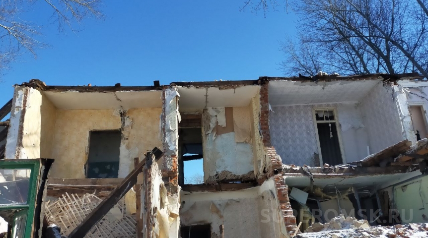 В городе под Омском отправили на снос построенный 10 лет назад многоквартирный дом