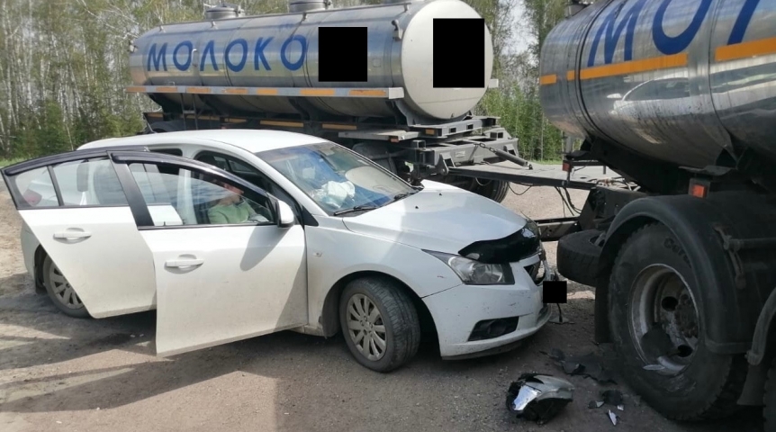 Под Омском ребенок пострадал в тройном ДТП с молоковозом Под Омском ребенок пострадал в тройном ДТП с молоковозом
