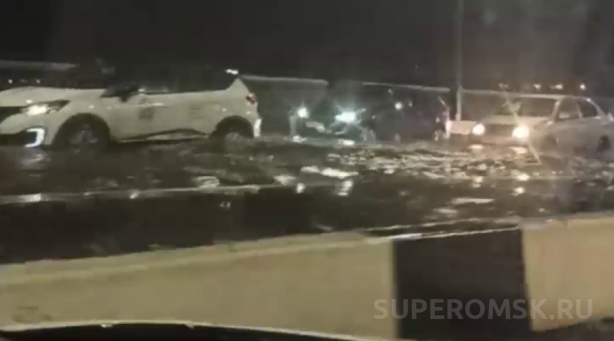 Общество В Омске из-за ливня затопило мост