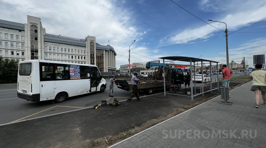 К урагану в Омске монтируют остановки по новой маршрутной сети К урагану в Омске монтируют остановки по новой маршрутной сети