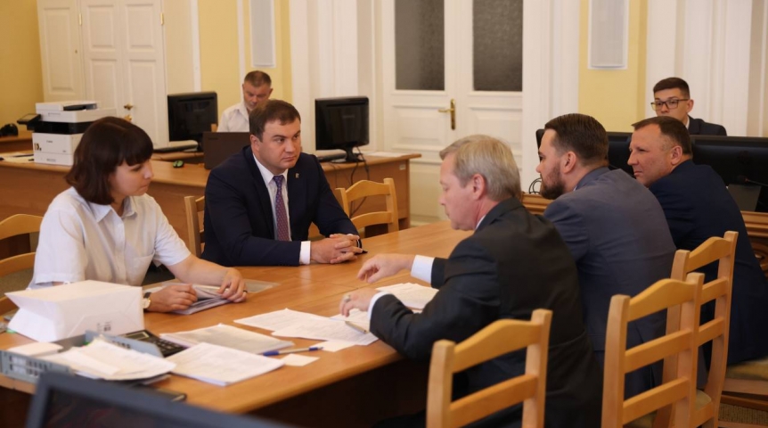 Новости политики Глава Омской области Хоценко подал документы для регистрации кандидатом на выборы губернатора
