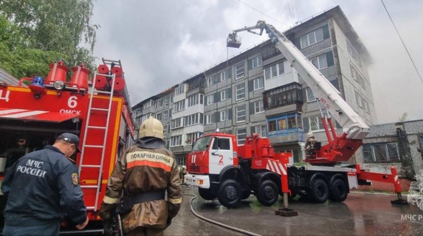 Последствия удара молнии по омскому дому на Волгоградской компенсируют рублем Последствия удара молнии по омскому дому на Волгоградской компенсируют рублем