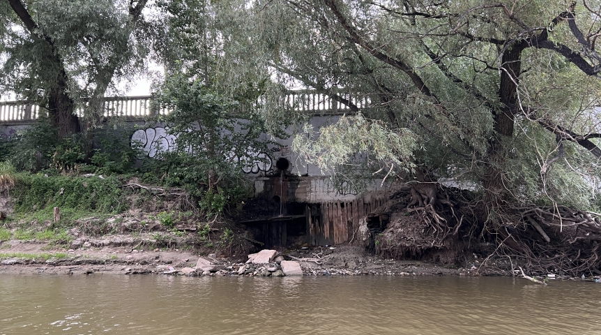 В центре Омска в реку сливают еще и горячую воду