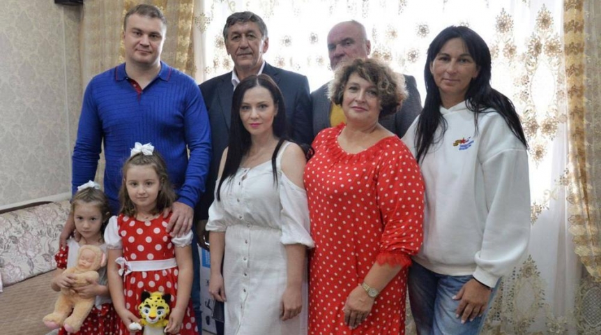 Власть Виталий Хоценко побывал в гостях у семьи героя СВО из омского Большеречья