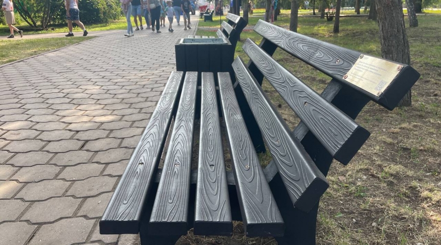 Сбер установил в сибирских городах скамейки и урны из переработанного пластика Сбер установил в сибирских городах скамейки и урны из переработанного пластика
