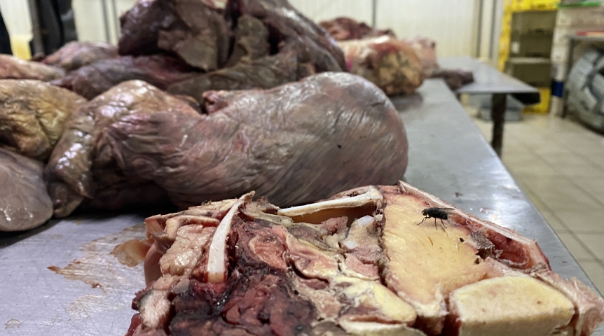 Общество В Омске на продажу приготовили 500 килограммов мясной продукции из неизвестного сырья