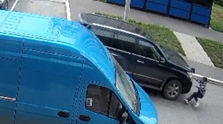 Появились кадры наезда «Лексуса» на 12-летнего мальчика, выехавшего на самокате на дорогу в Омске Появились кадры наезда «Лексуса» на 12-летнего мальчика, выехавшего на самокате на дорогу в Омске