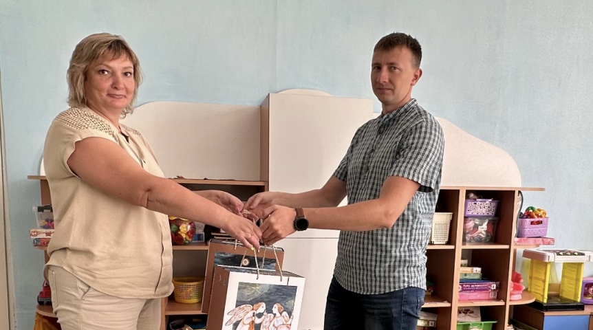 Слабовидящие дети получили от омских энергетиков в подарок обучающие книжки Слабовидящие дети получили от омских энергетиков в подарок обучающие книжки