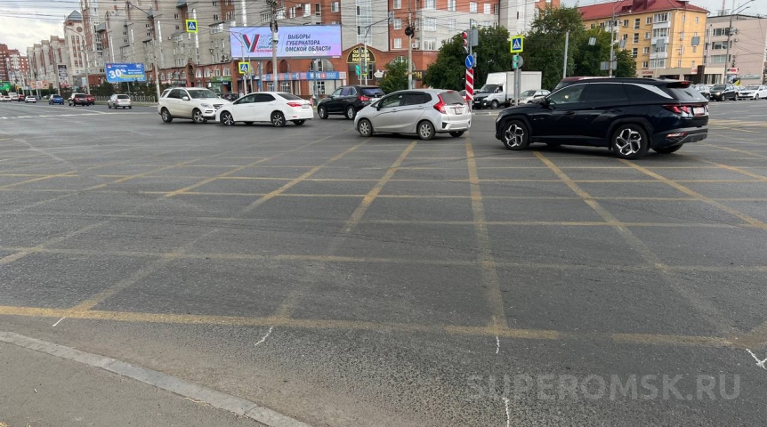 Автоновости Новая вафельная разметка в центре Омска уже начала исчезать