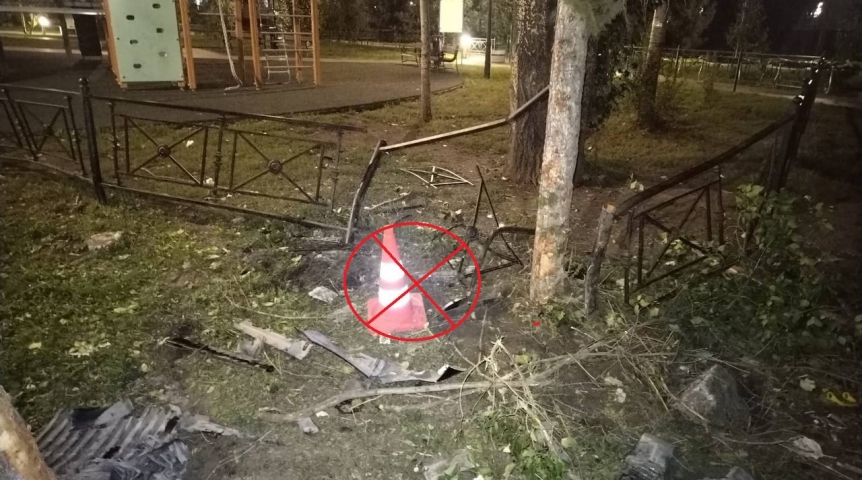 Происшествия в Омске Появились фото разбитого «Мерседеса», устроившего «погром» на бульваре Победы в Омске
