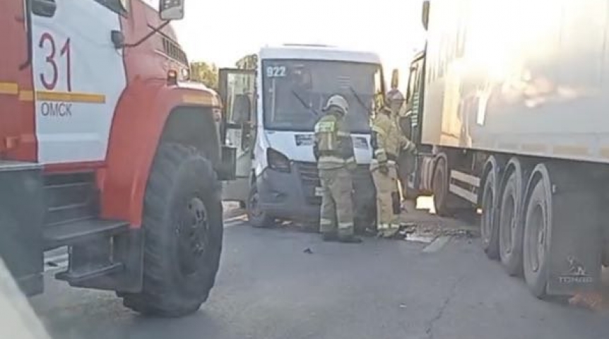 Происшествия в Омске В Омске маршрутка с пассажирами вылетела в лобовое на встречной полосе