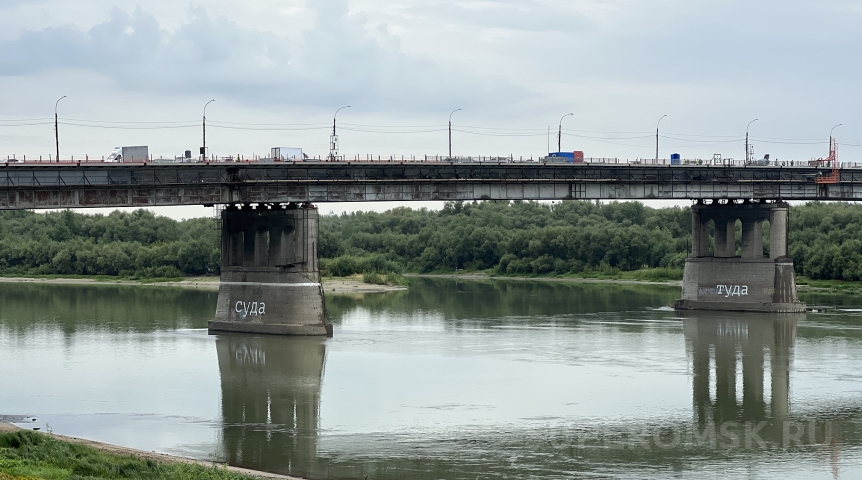 На опорах Ленинградского моста в Омске появились неоднозначные надписи-указатели На опорах Ленинградского моста в Омске появились неоднозначные надписи-указатели