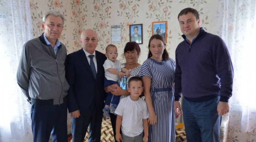 Виталий Хоценко и Александр Артемов навестили семью бойца СВО из Усть-Ишимского района Омской области Виталий Хоценко и Александр Артемов навестили семью бойца СВО из Усть-Ишимского района Омской области