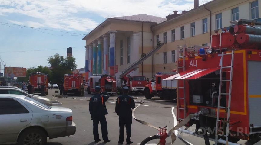 Стала известна причина скопления пожарных машин у омского вуза Стала известна причина скопления пожарных машин у омского вуза