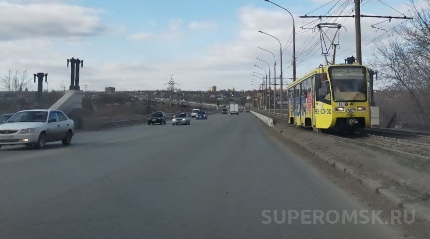 Омский мост встал в пробке из-за ЧП Омский мост встал в пробке из-за ЧП